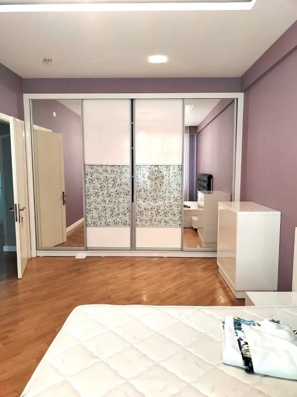 Kirayə verilir 2 otaqlı mənzil 92 m²