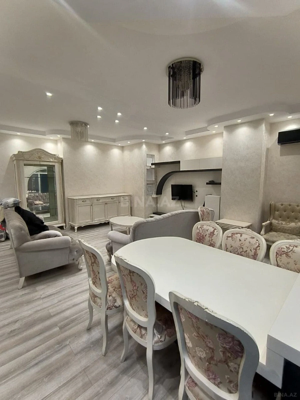 Kirayə verilir 4 otaqlı mənzil 150 m²