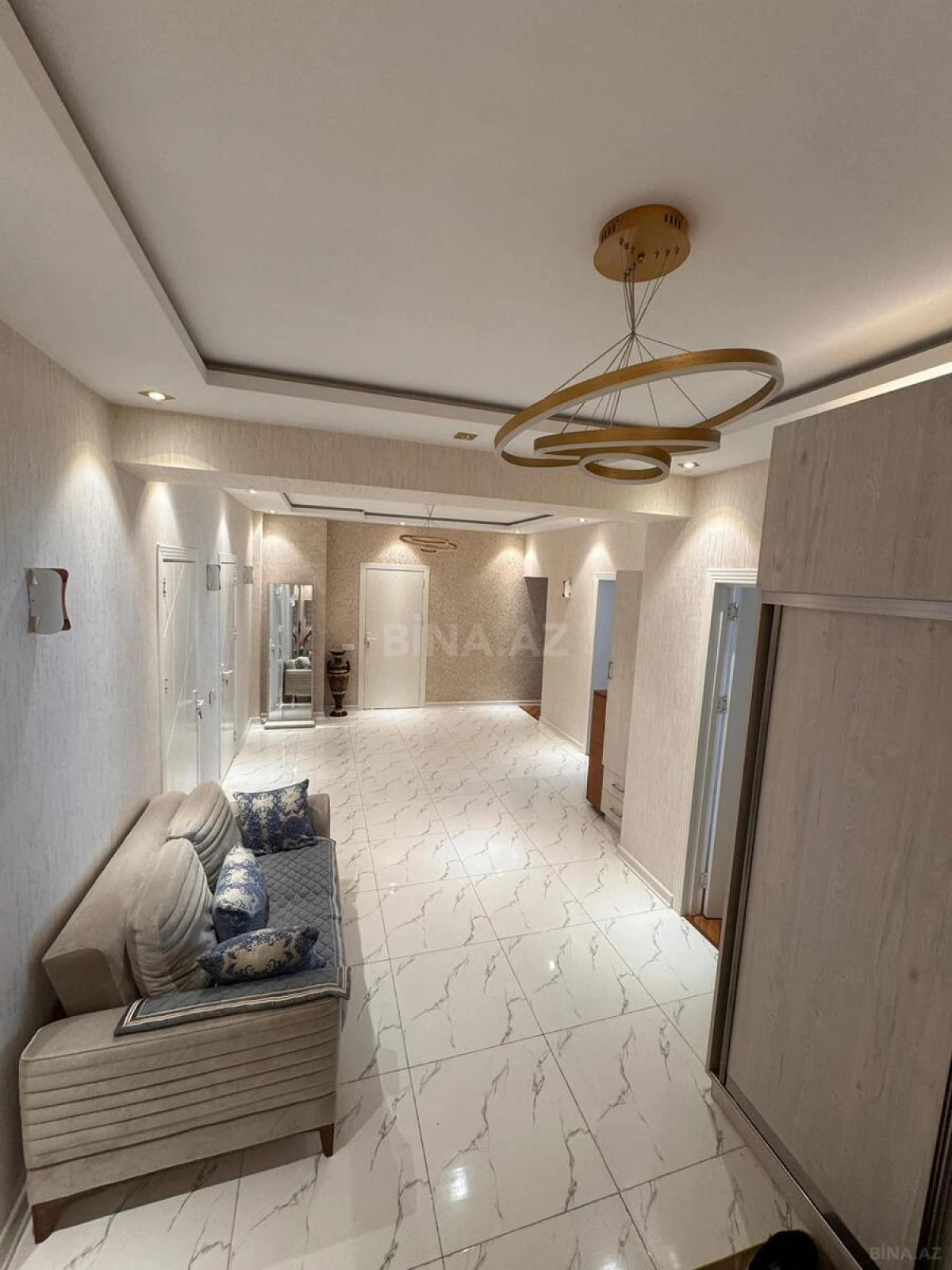 Satılır 4 otaqlı mənzil 135 m²