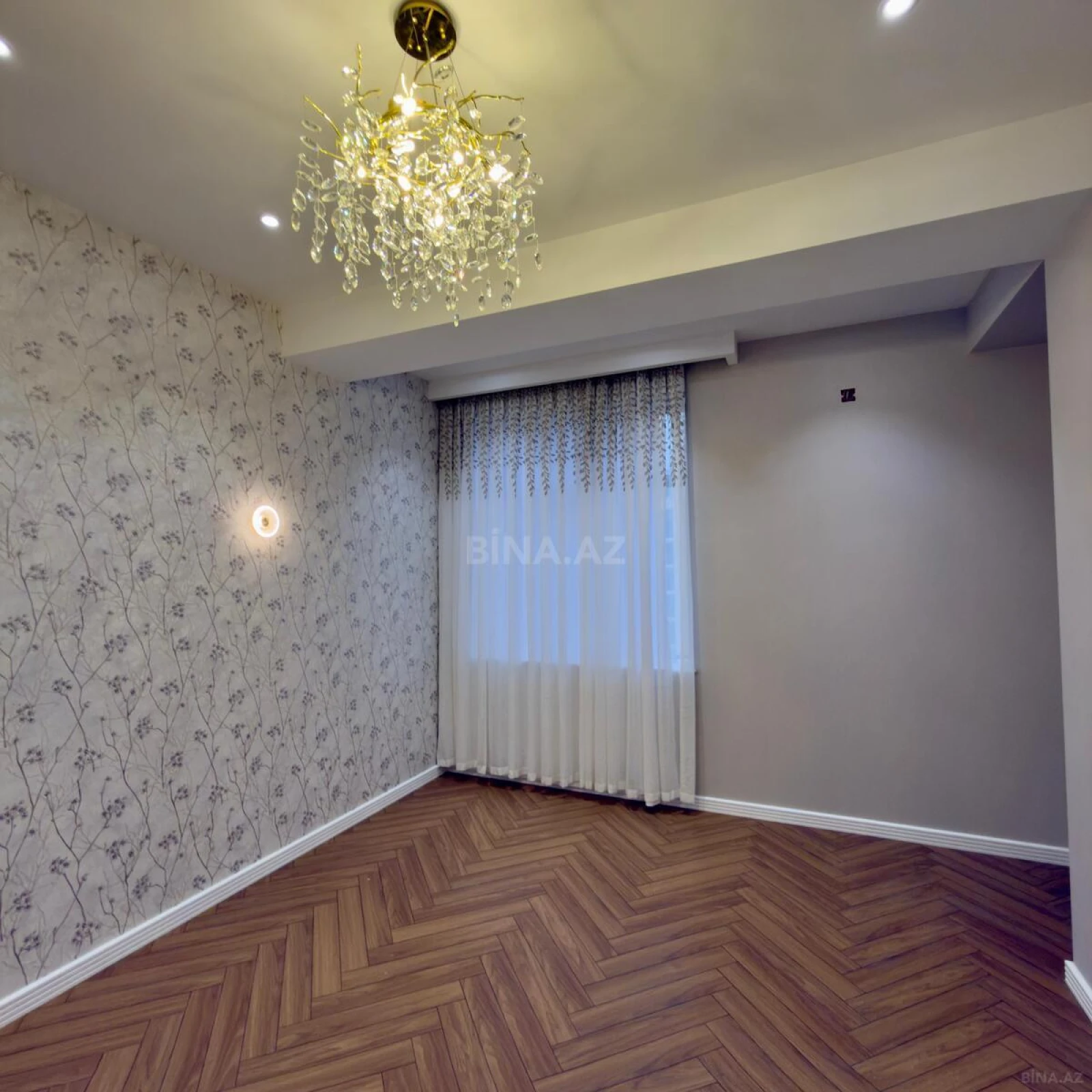 Satılır 4 otaqlı mənzil 137 m²