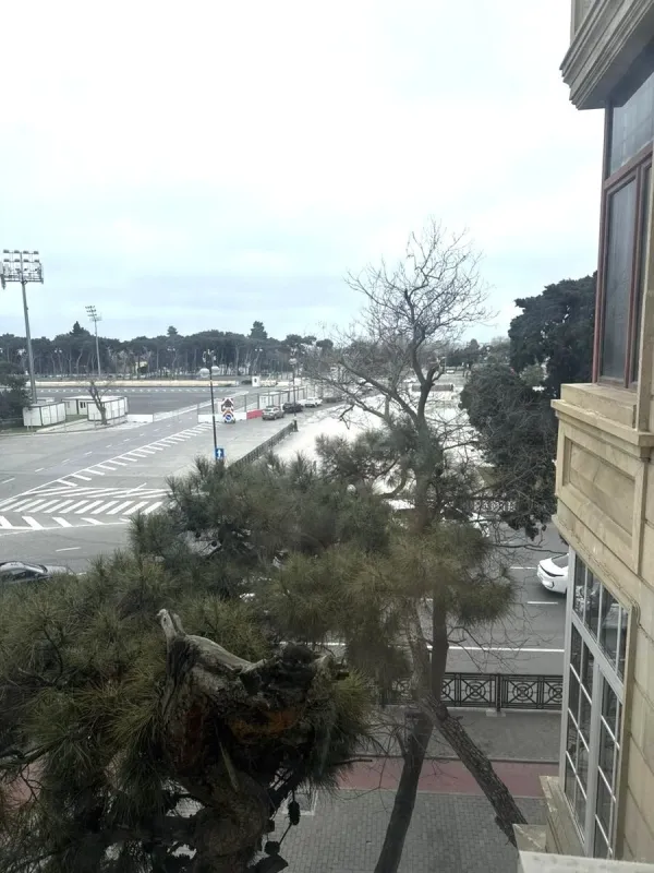 Satılır 4 otaqlı mənzil 110 m²