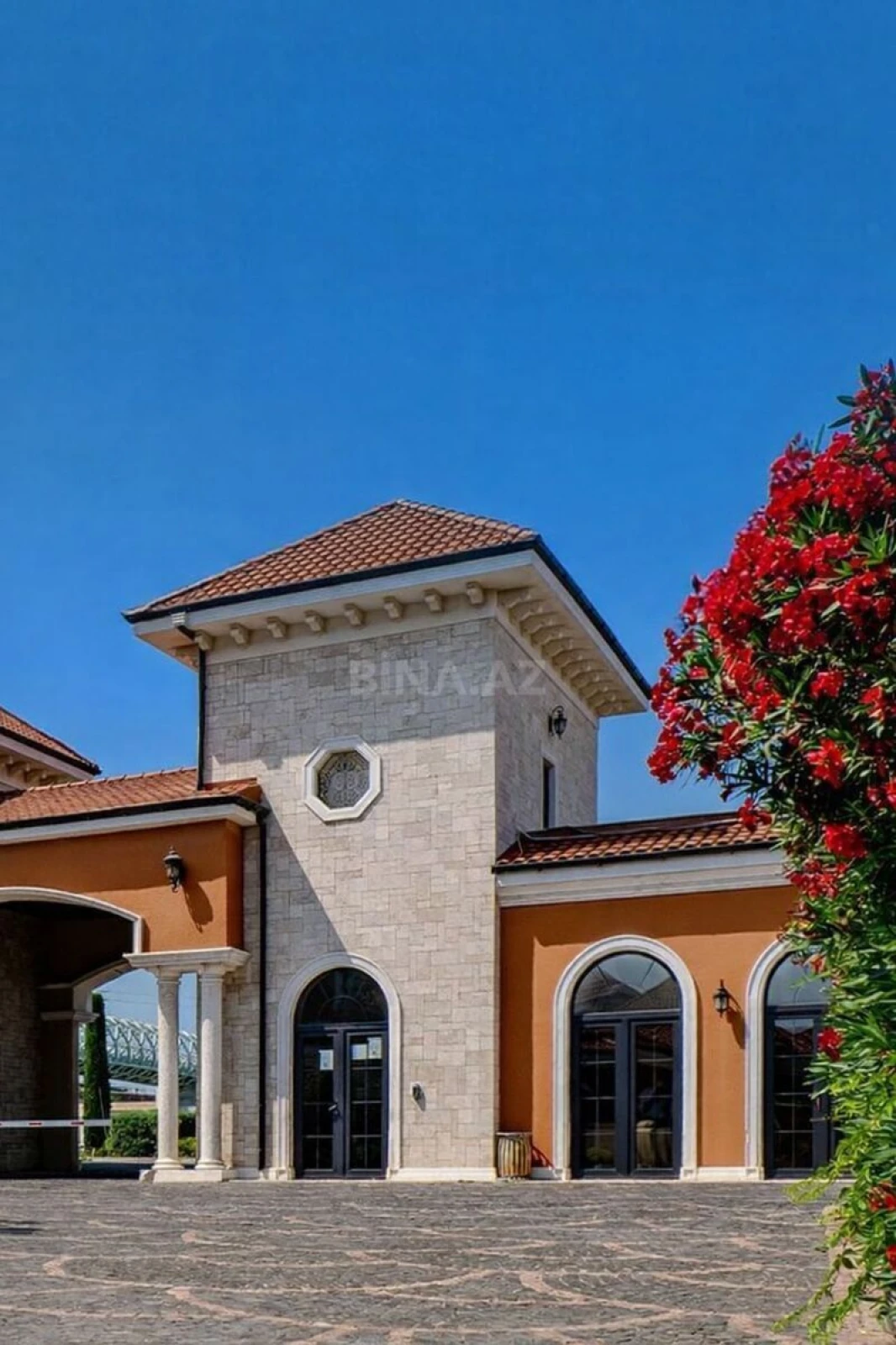 Satılır 6 otaqlı həyət evi 605 m²