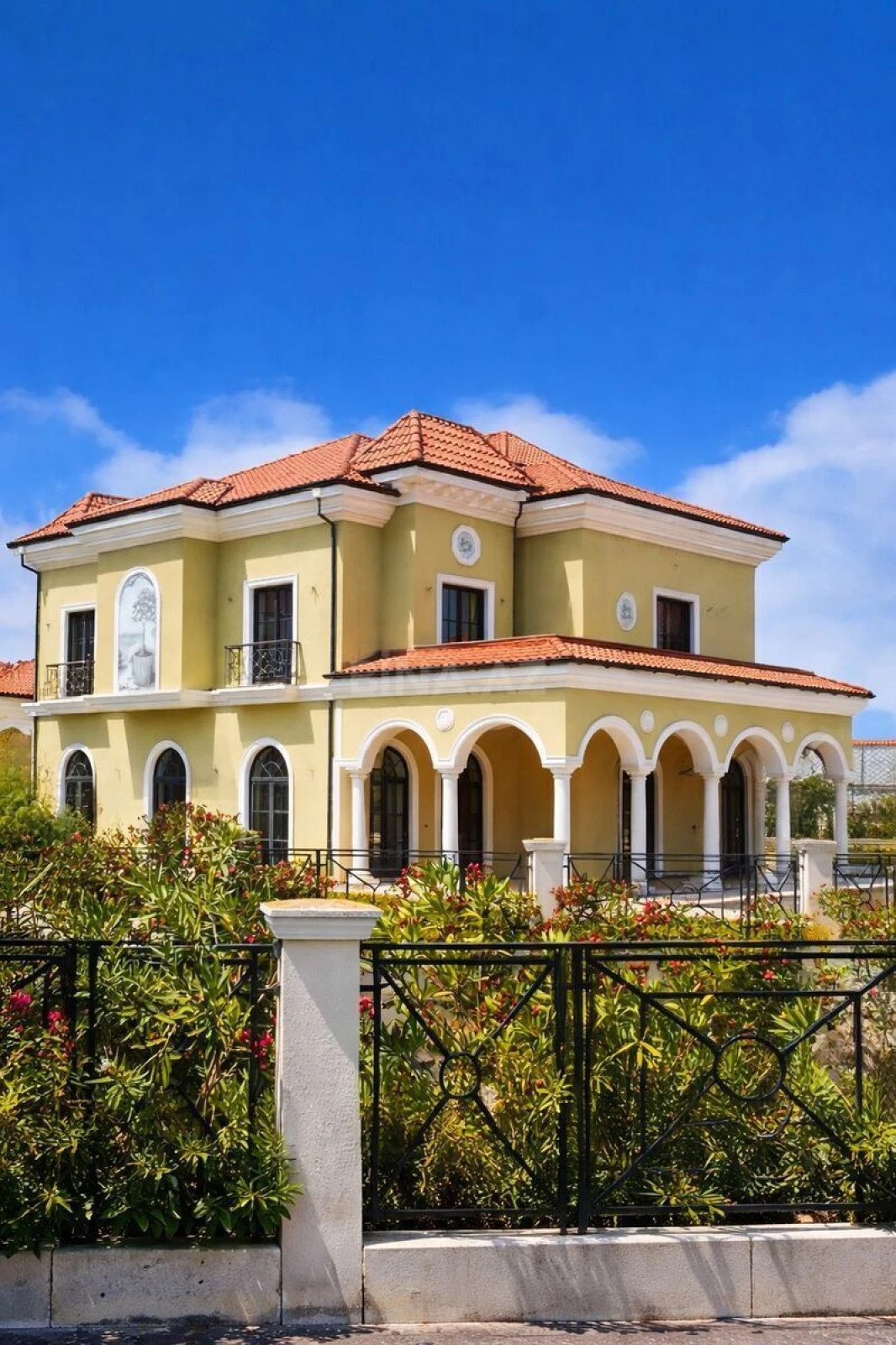 Satılır 6 otaqlı həyət evi 605 m²