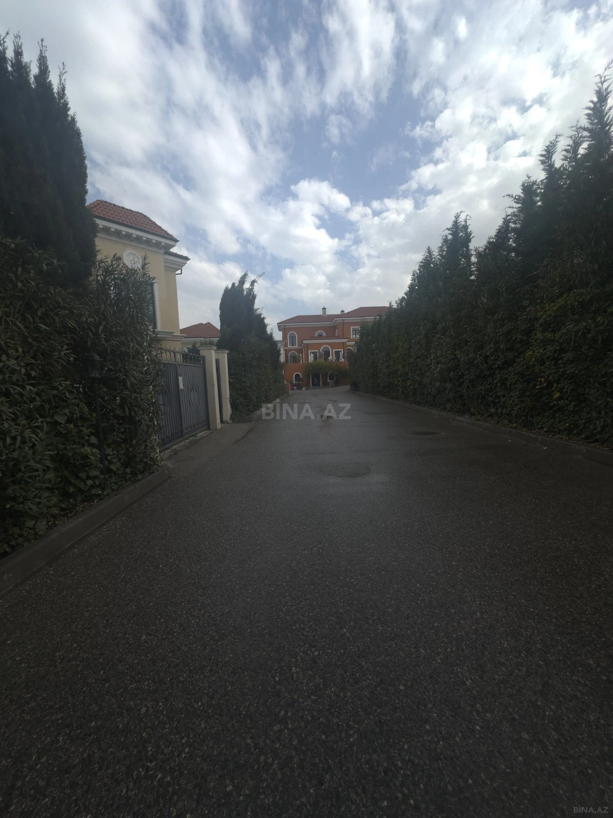 Satılır 6 otaqlı həyət evi 605 m²