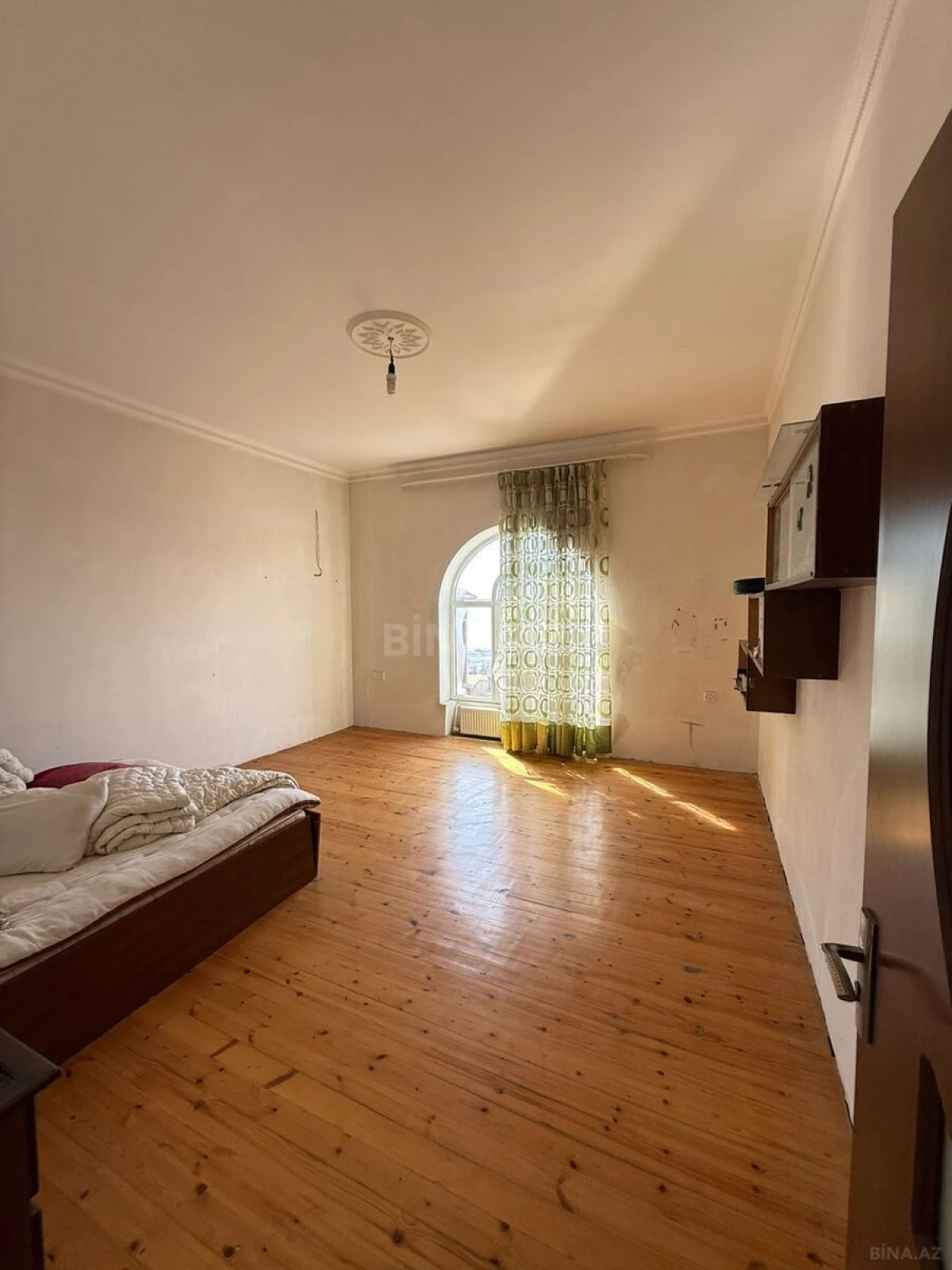 Satılır 8 otaqlı həyət evi 400 m²