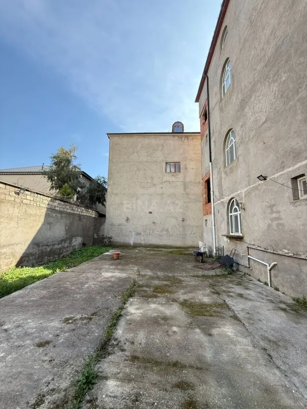 Satılır 8 otaqlı həyət evi 400 m²