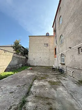 Satılır 8 otaqlı həyət evi 400 m²