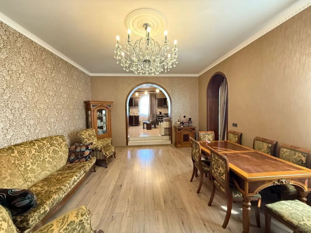 Satılır 8 otaqlı həyət evi 400 m²