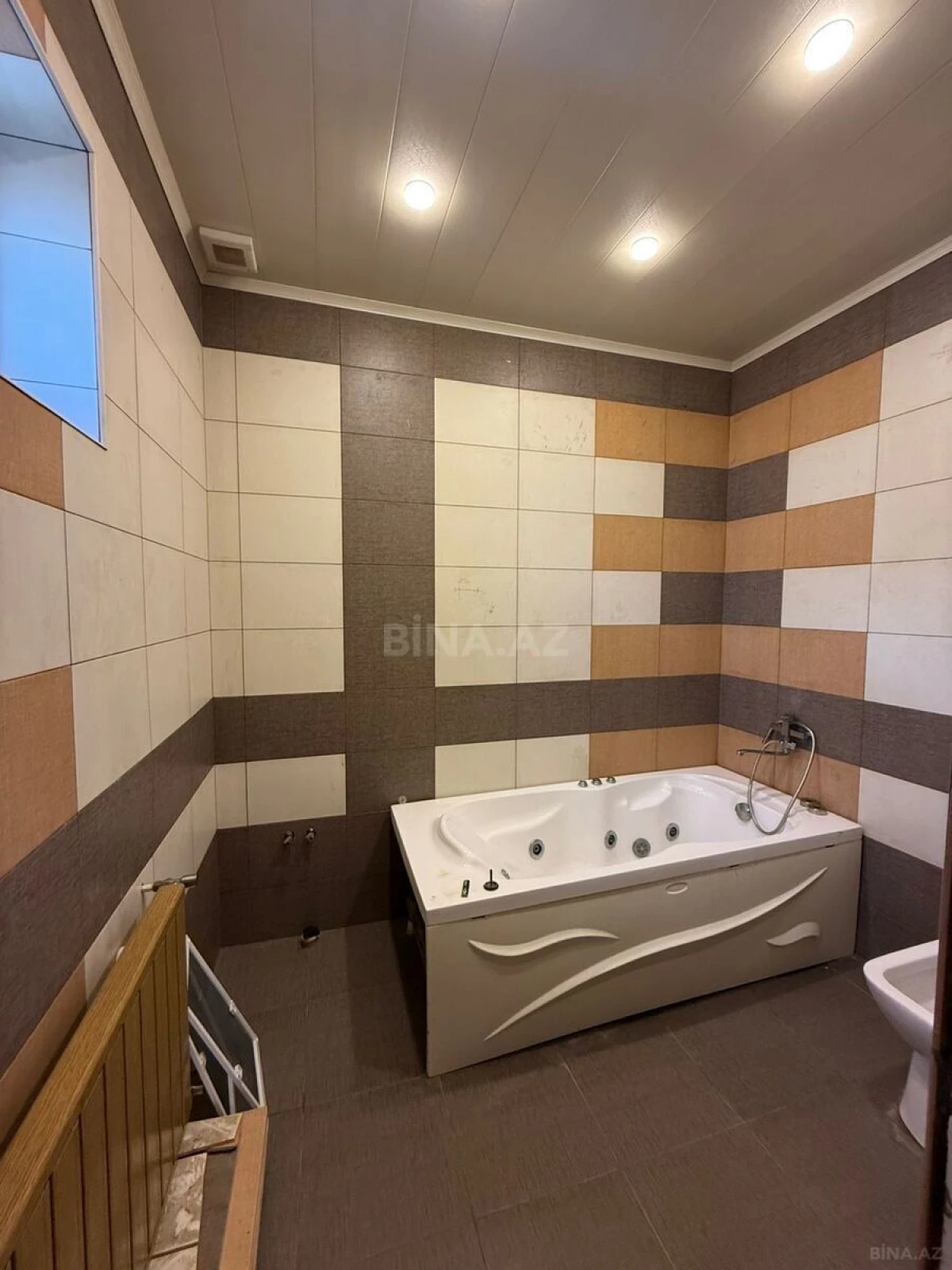 Satılır 8 otaqlı həyət evi 400 m²