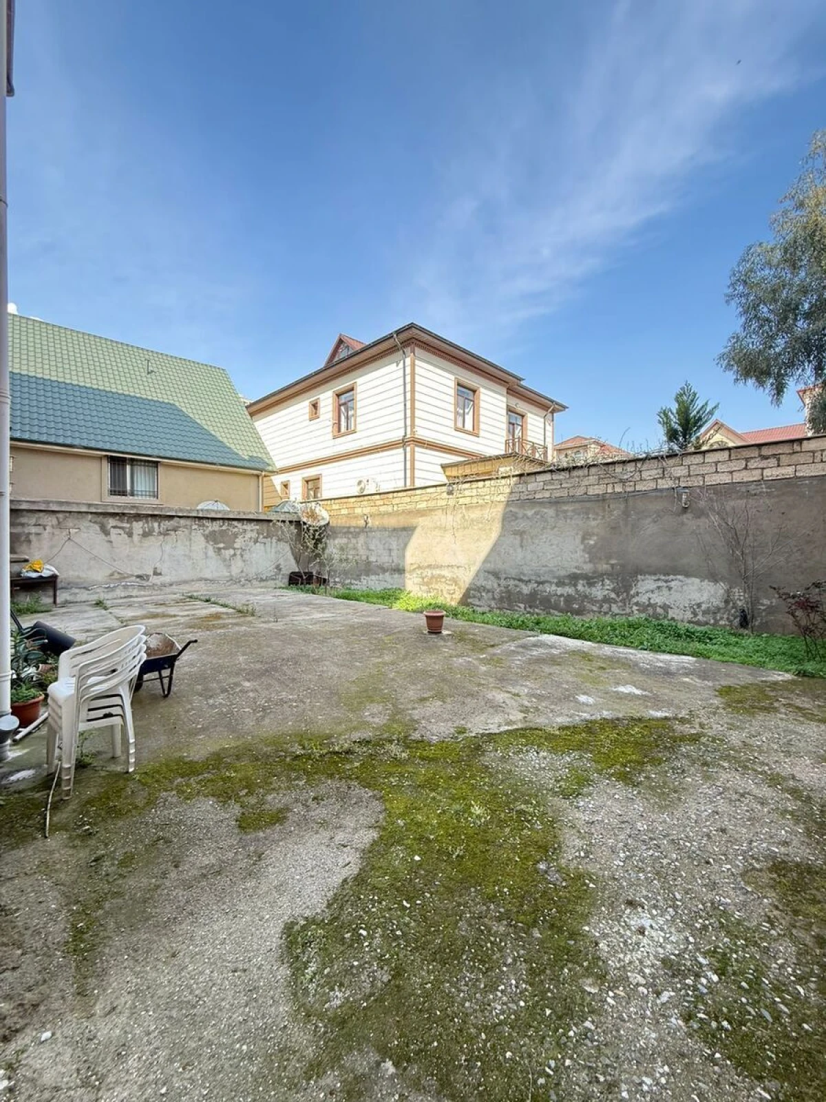 Satılır 8 otaqlı həyət evi 400 m²