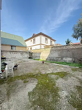 Satılır 8 otaqlı həyət evi 400 m²