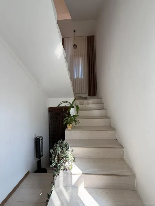 Satılır 8 otaqlı həyət evi 400 m²