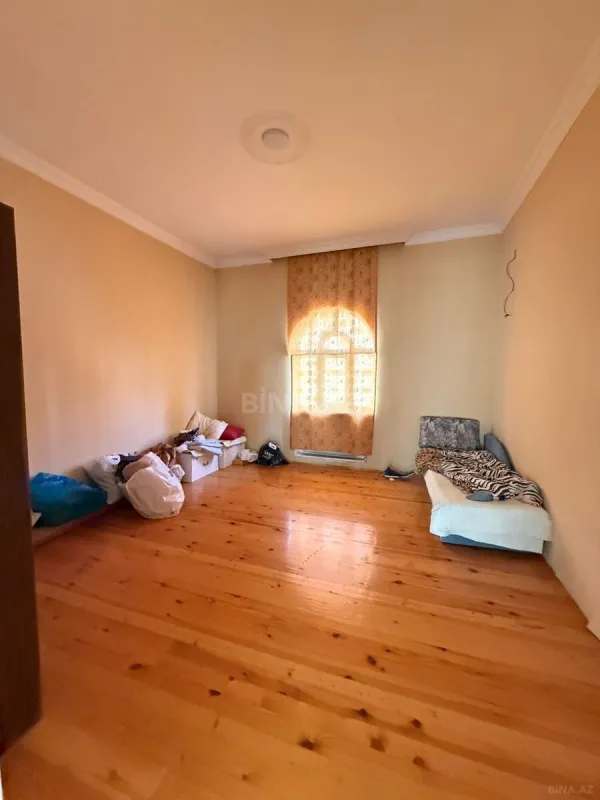 Satılır 8 otaqlı həyət evi 400 m²