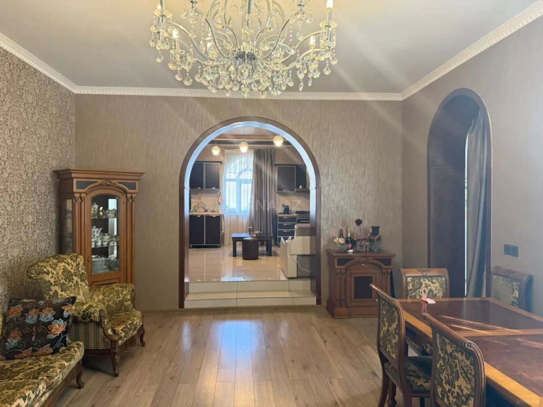 Satılır 8 otaqlı həyət evi 400 m²