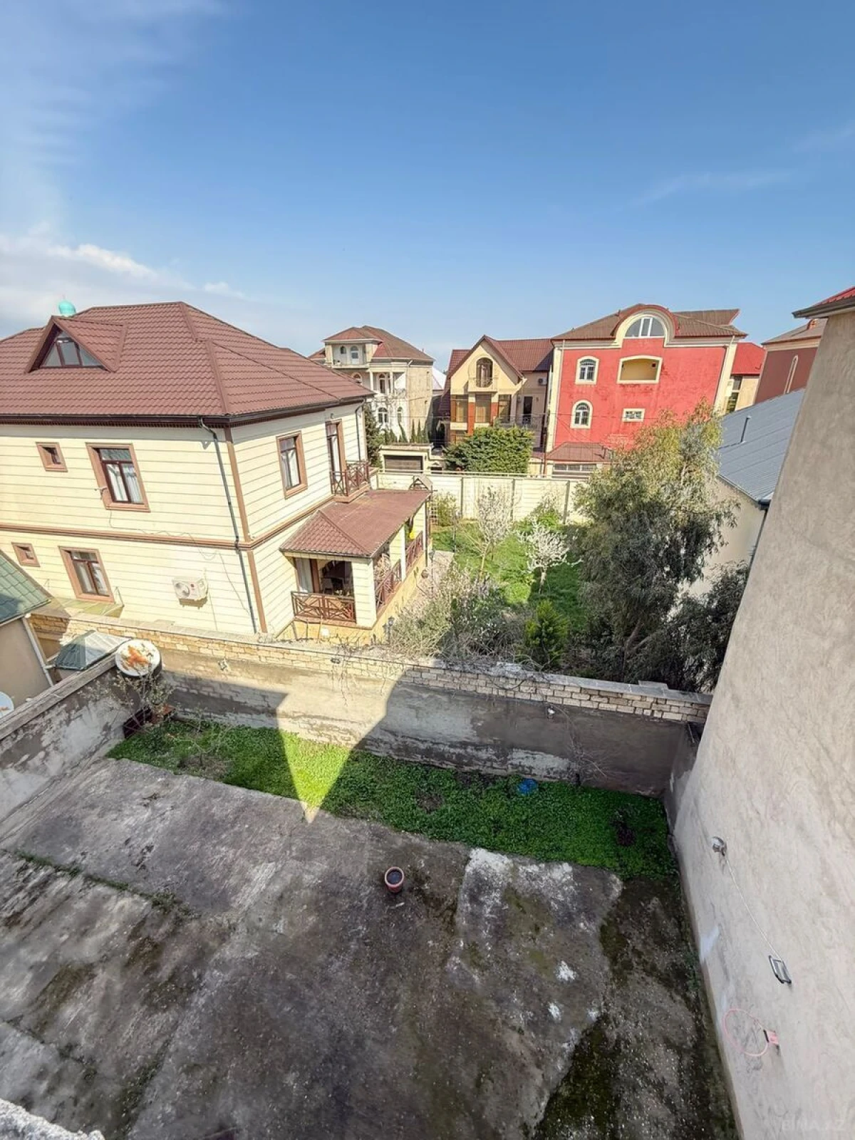 Satılır 8 otaqlı həyət evi 400 m²