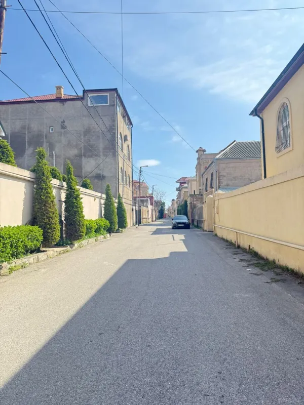 Satılır 8 otaqlı həyət evi 400 m²