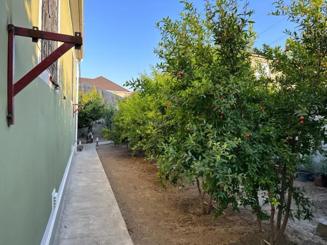 Satılır 5 otaqlı həyət evi 200 m²