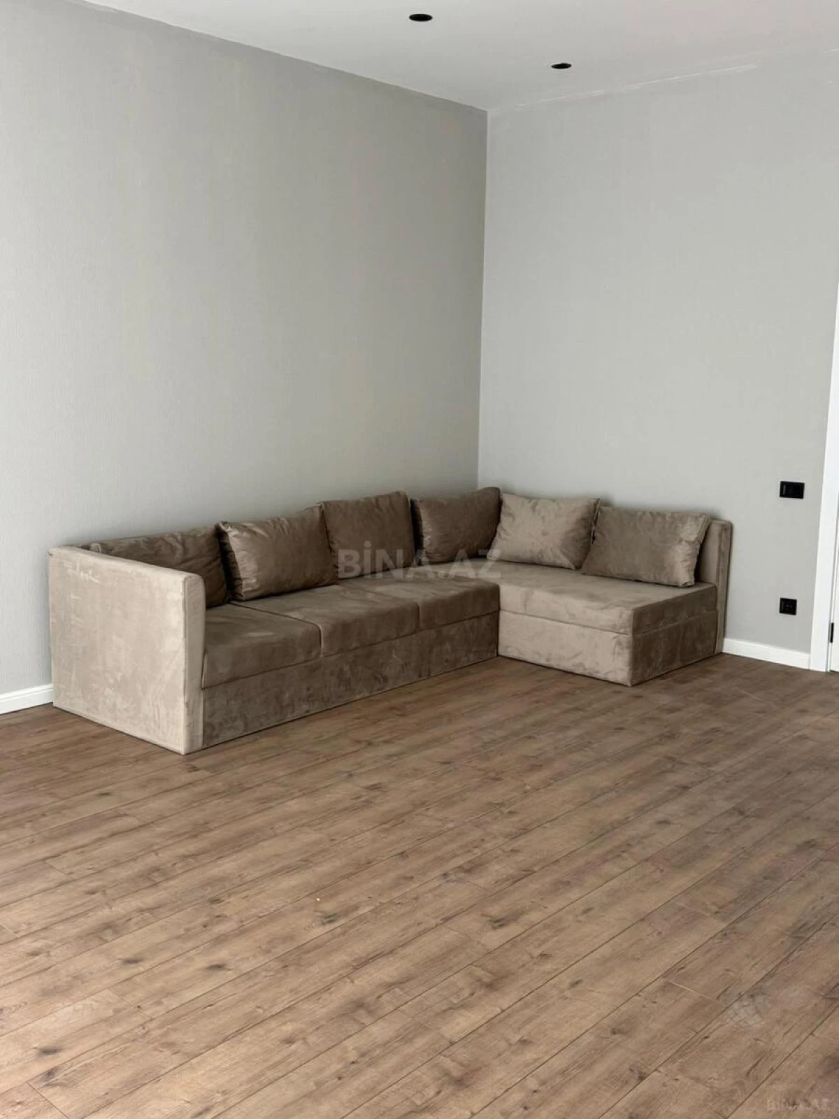 Satılır 2 otaqlı mənzil 139 m²