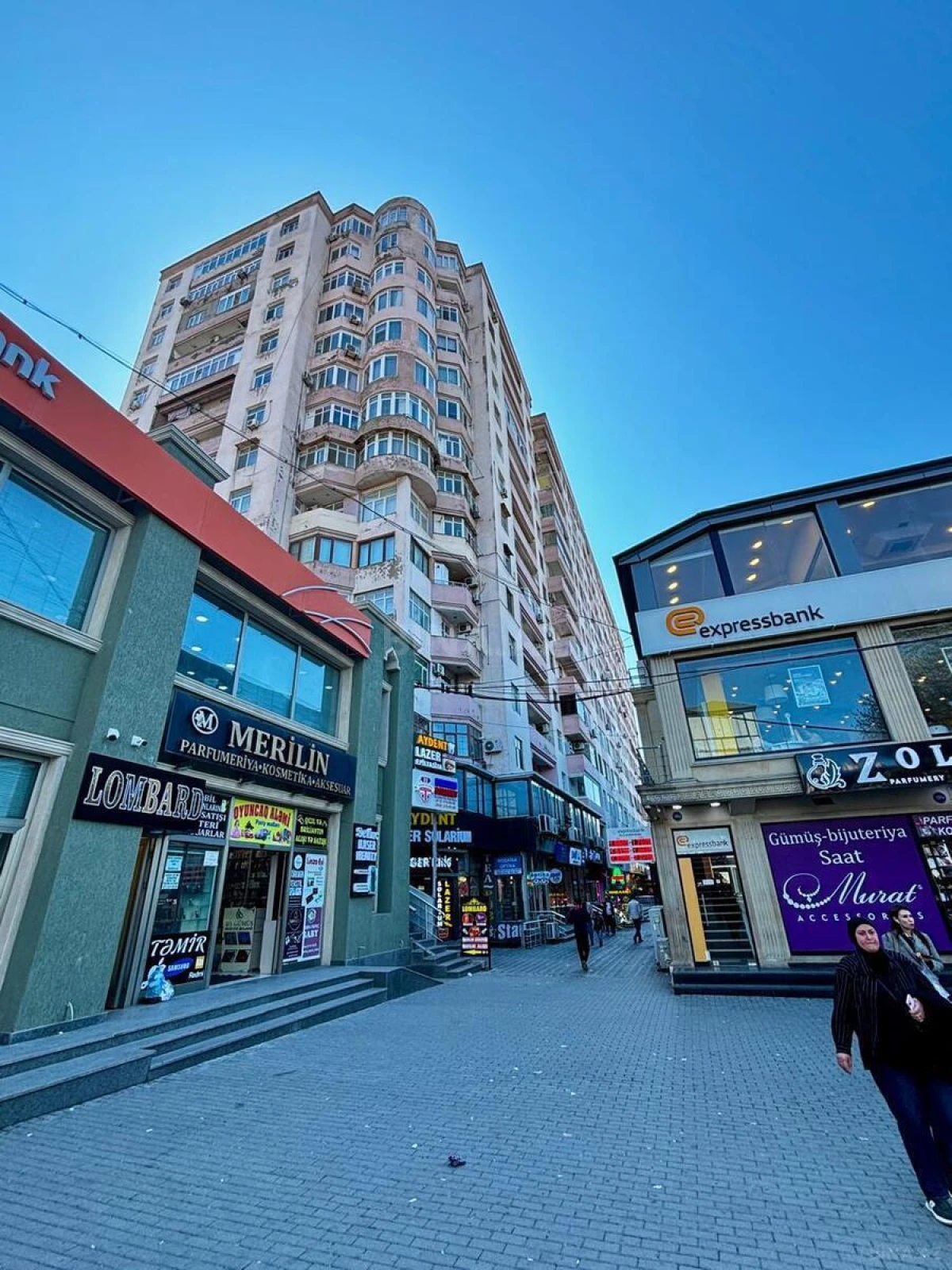 Satılır 4 otaqlı mənzil 135.7 m²