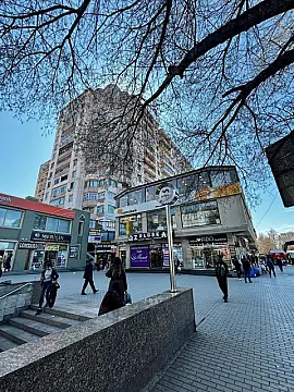 Satılır 4 otaqlı mənzil 135.7 m²