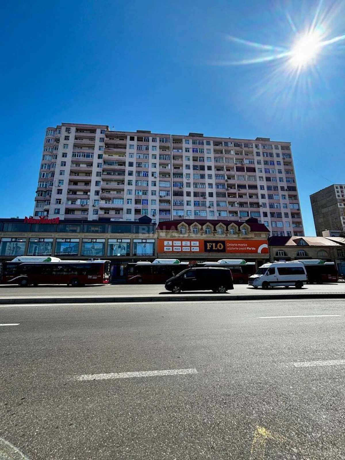 Satılır 4 otaqlı mənzil 135.7 m²