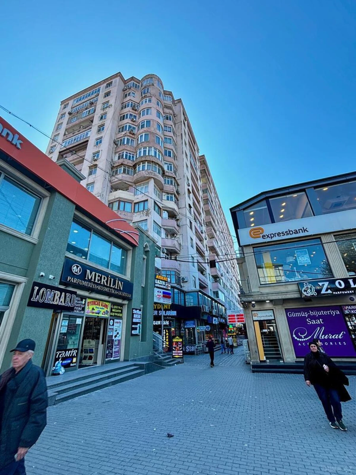 Satılır 4 otaqlı mənzil 135.7 m²