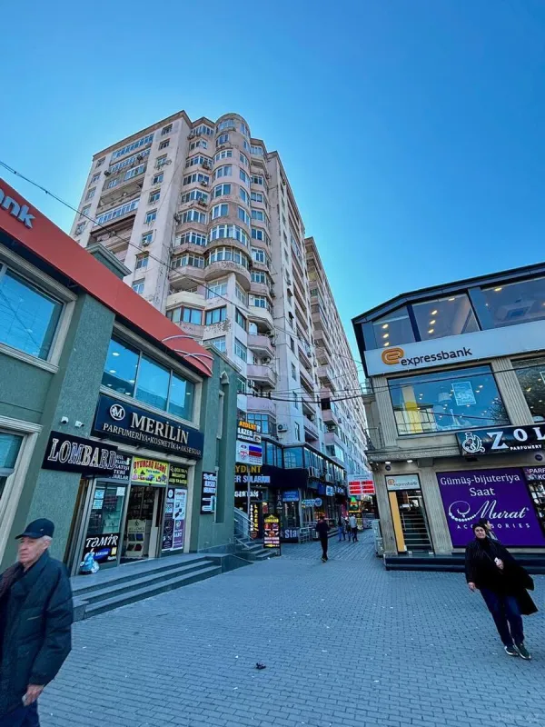 Satılır 4 otaqlı mənzil 135.7 m²
