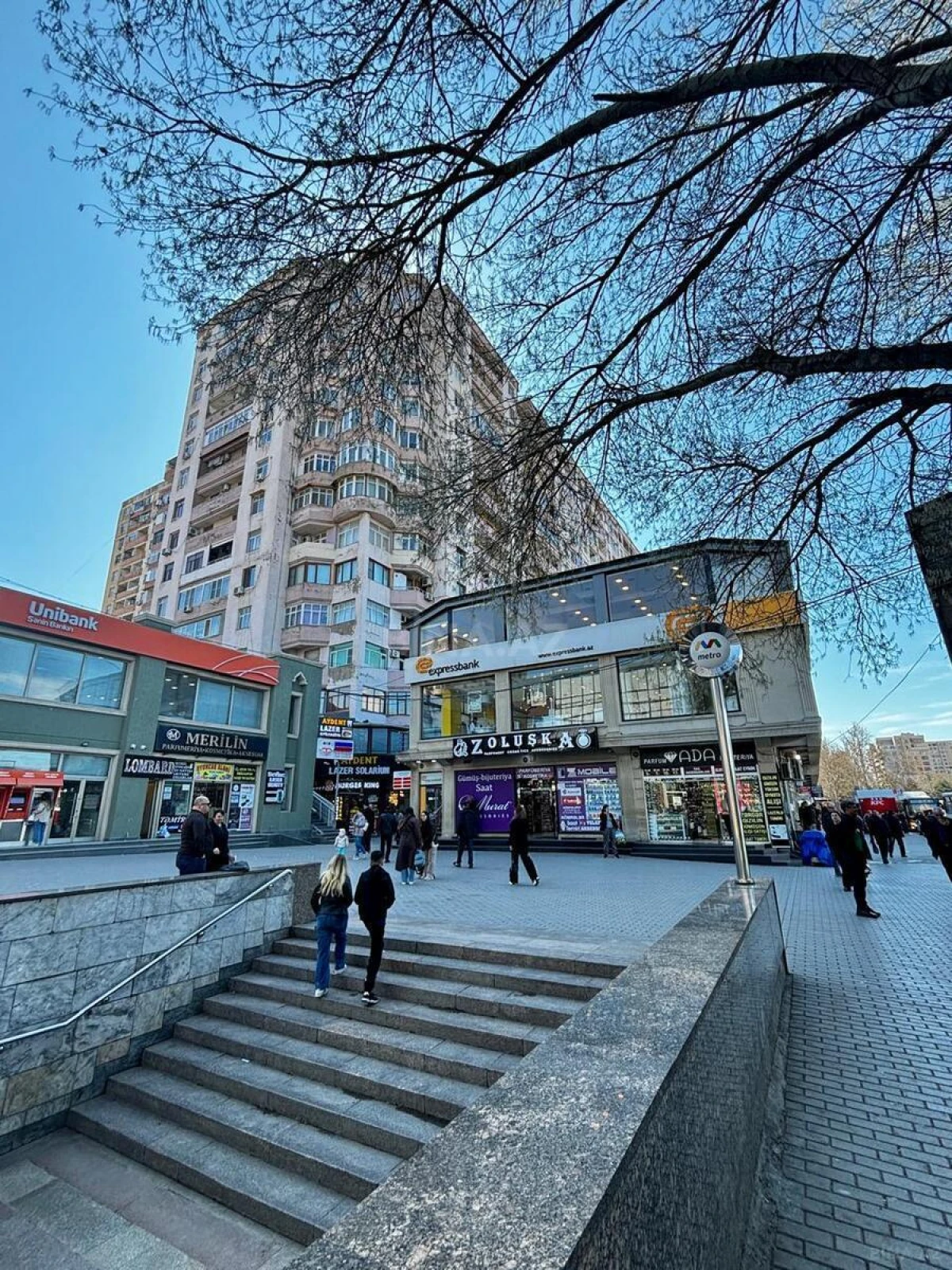 Satılır 4 otaqlı mənzil 135.7 m²