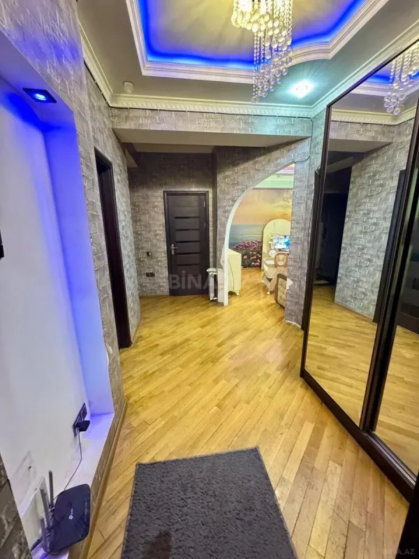 Satılır 4 otaqlı mənzil 135.7 m²