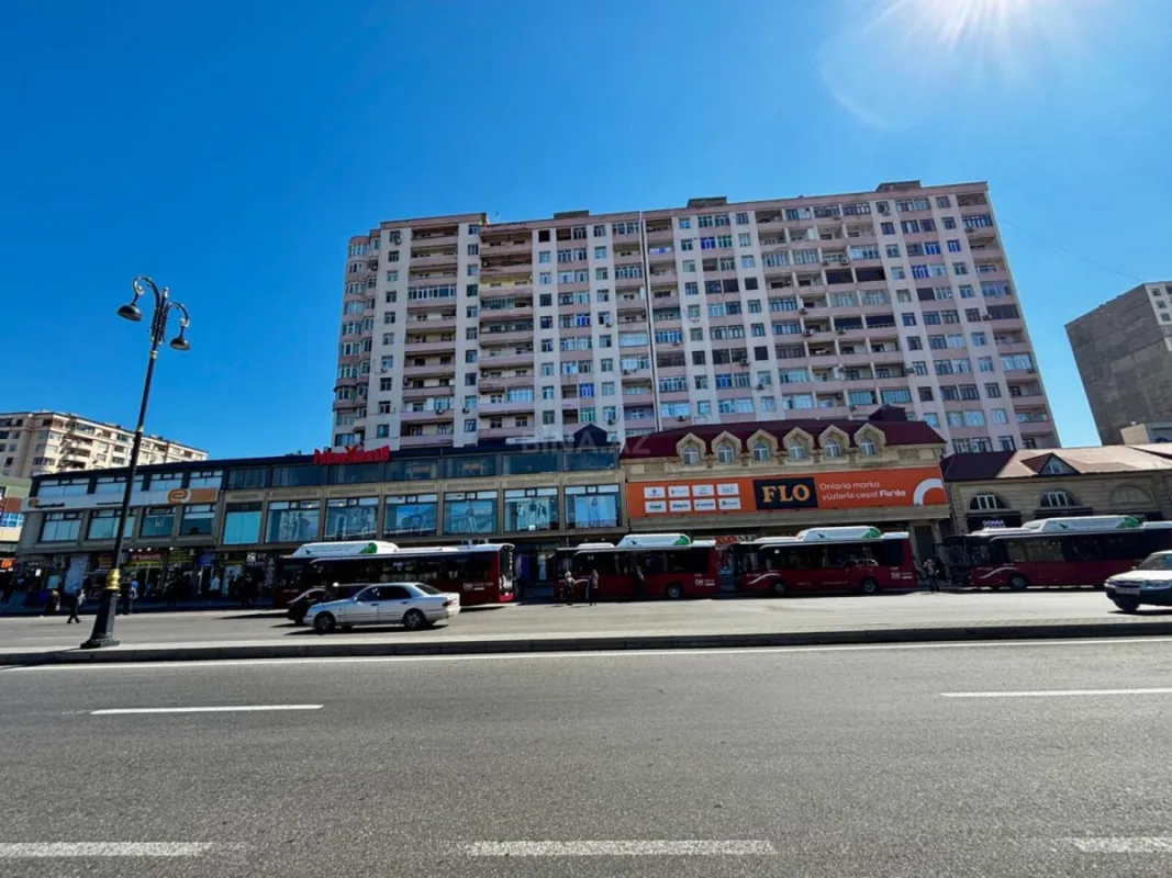 Satılır 4 otaqlı mənzil 135.7 m²