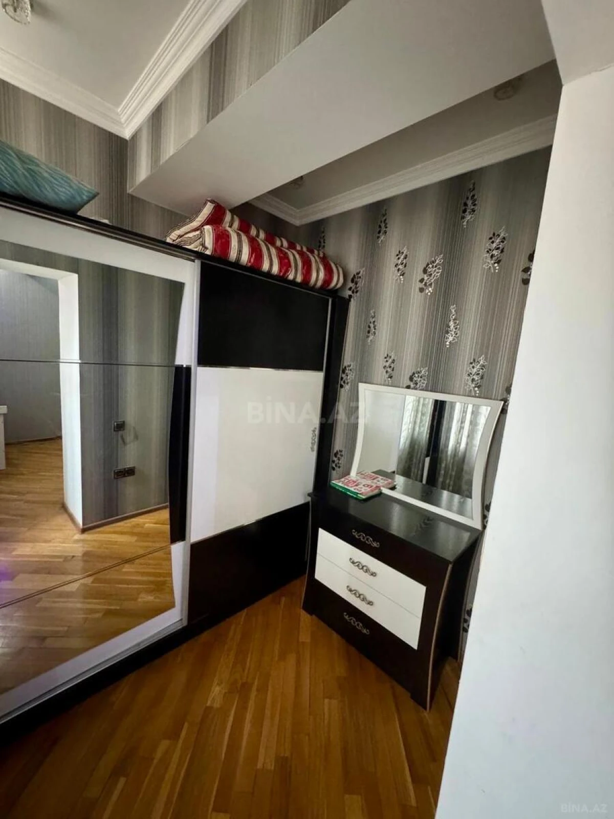 Satılır 4 otaqlı mənzil 135.7 m²