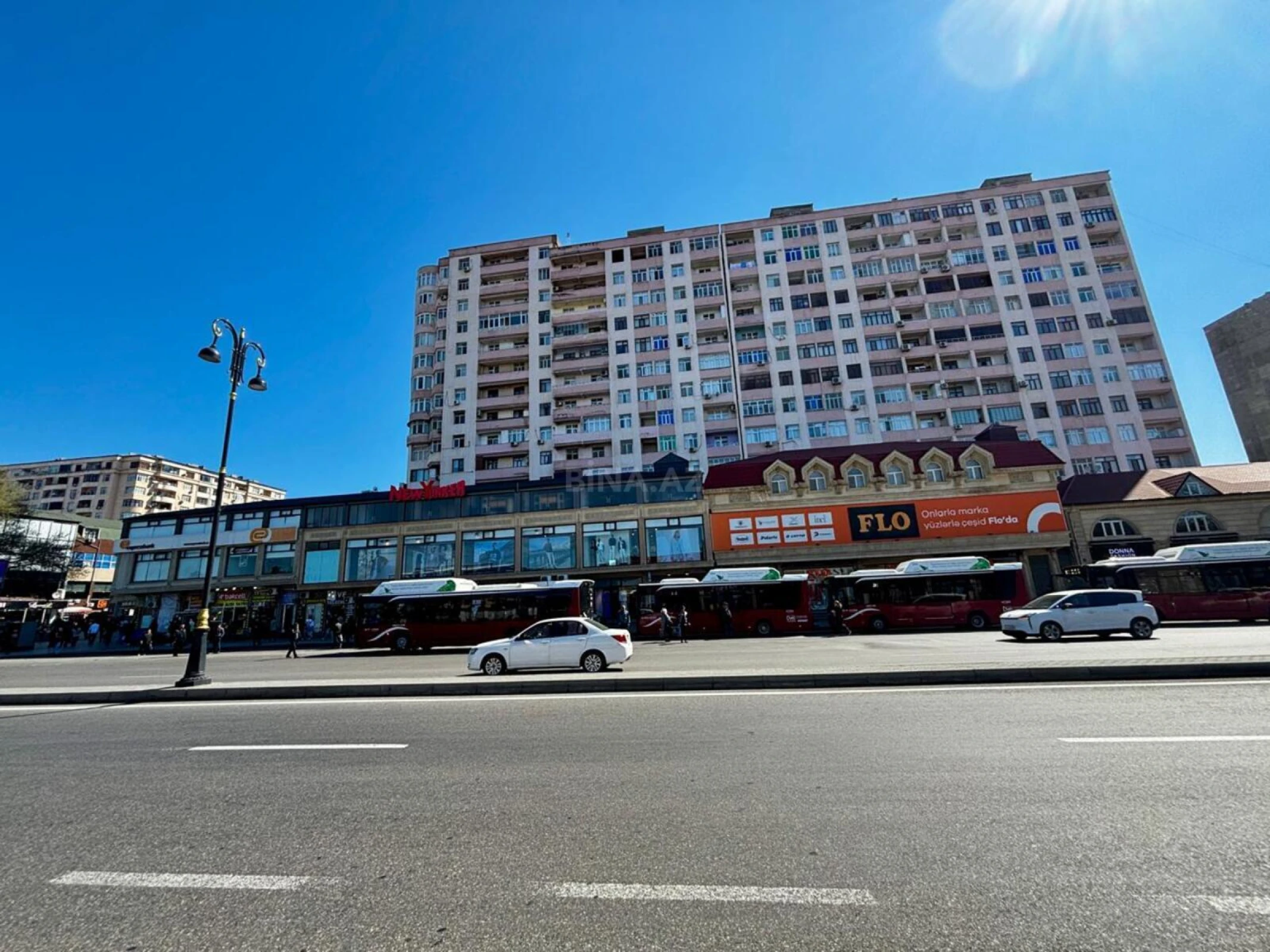 Satılır 4 otaqlı mənzil 135.7 m²