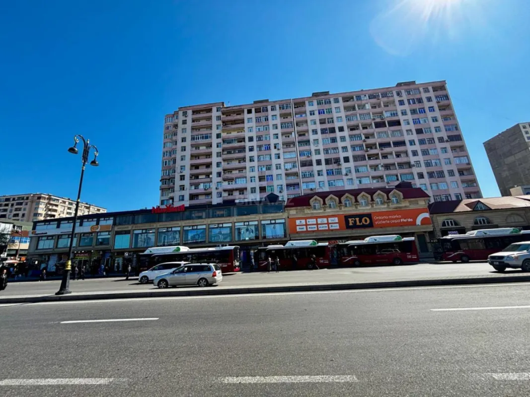 Satılır 4 otaqlı mənzil 135.7 m²