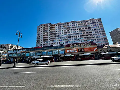 Satılır 4 otaqlı mənzil 135.7 m²