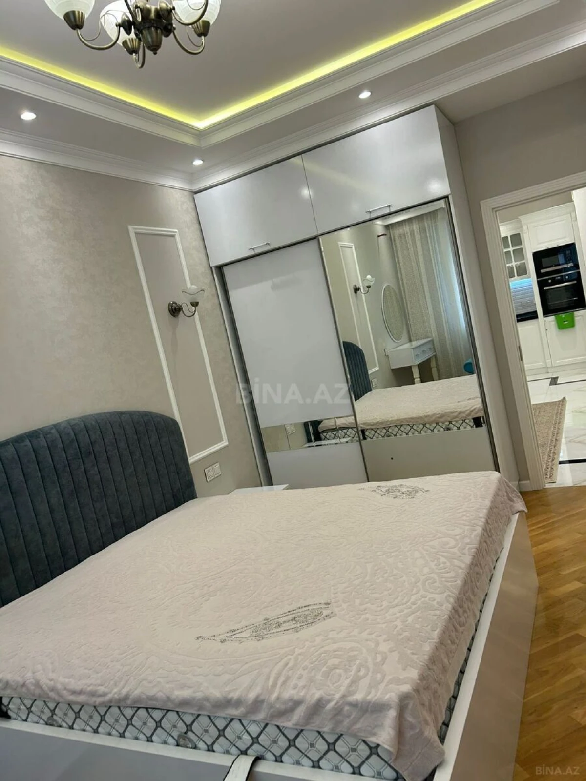 Satılır 4 otaqlı mənzil 136 m²