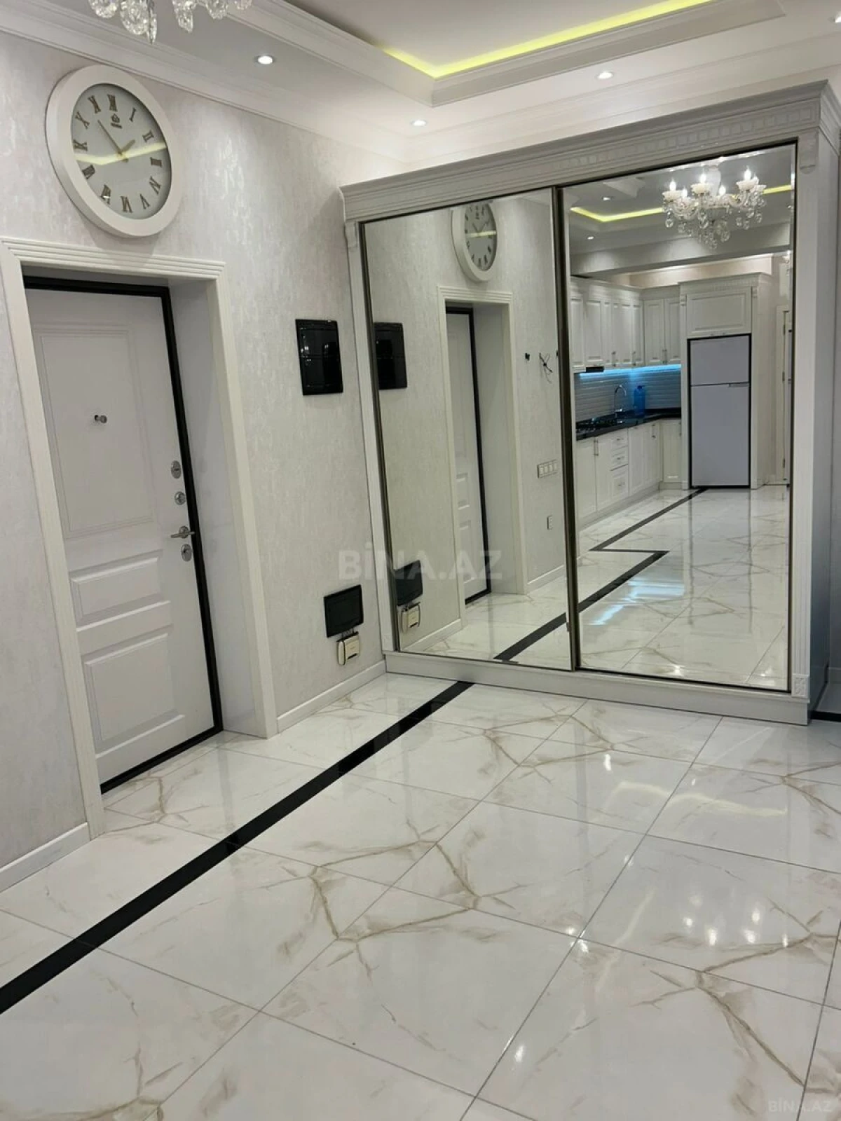 Satılır 4 otaqlı mənzil 136 m²