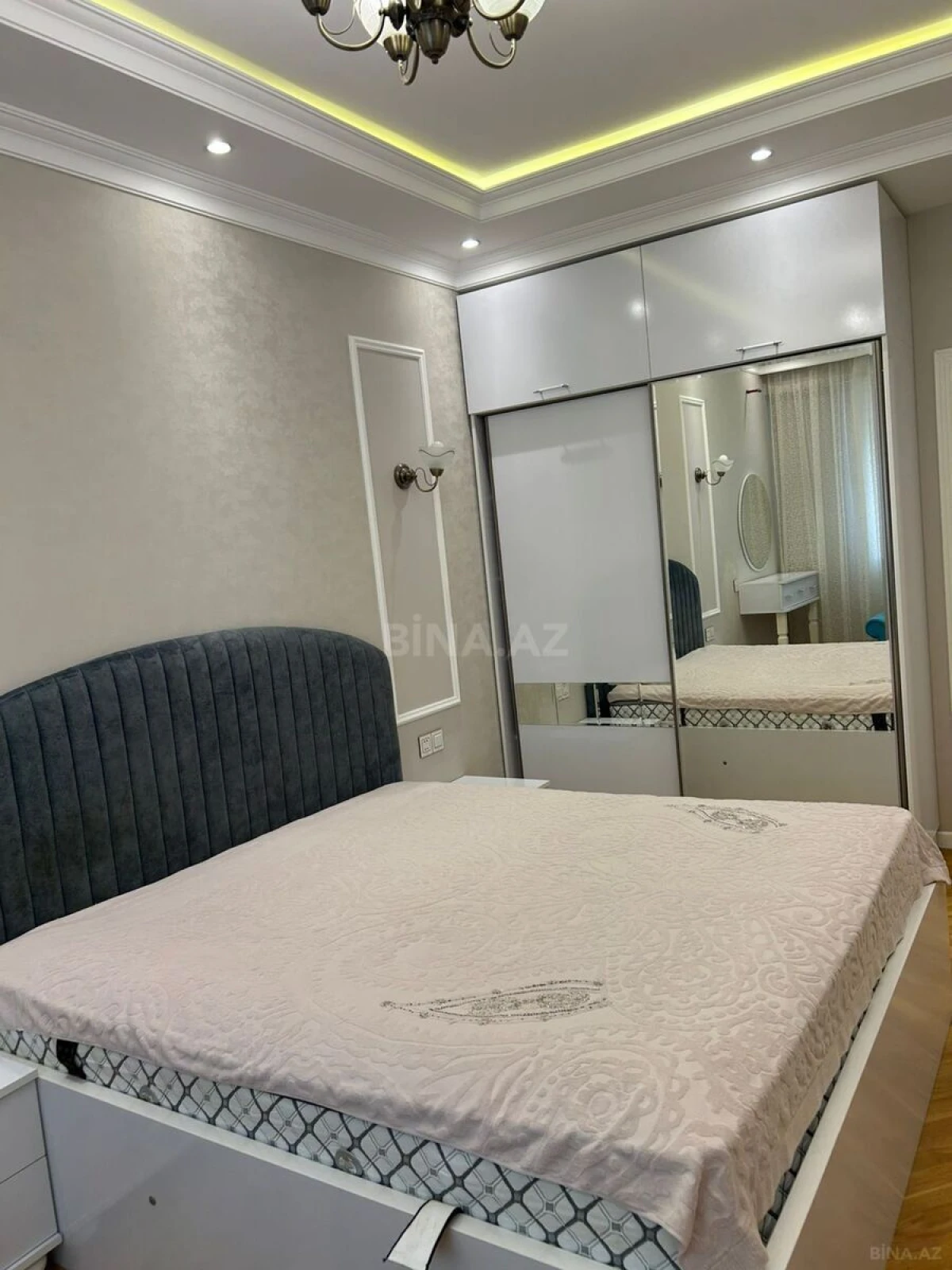 Satılır 4 otaqlı mənzil 136 m²