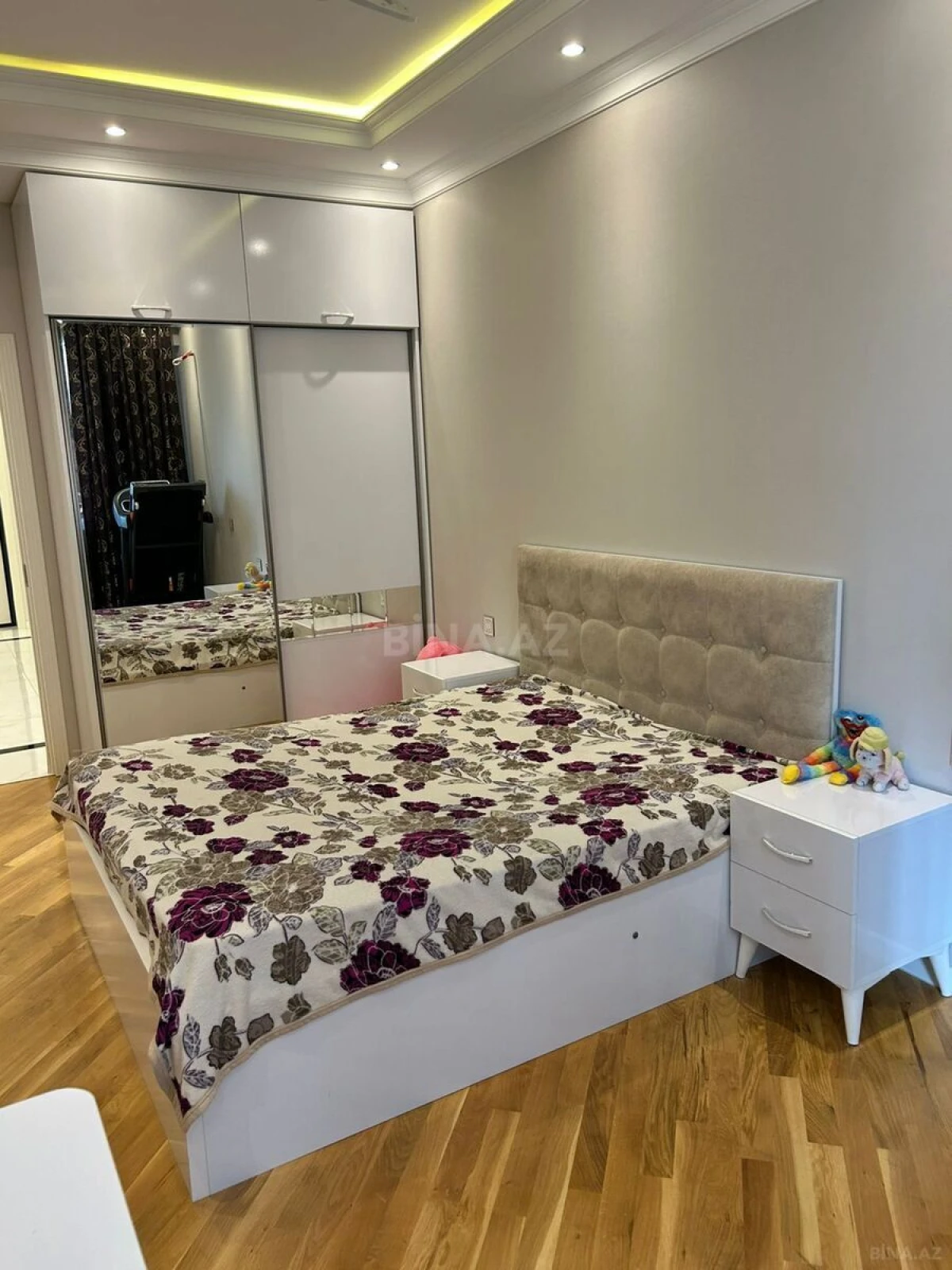 Satılır 4 otaqlı mənzil 136 m²