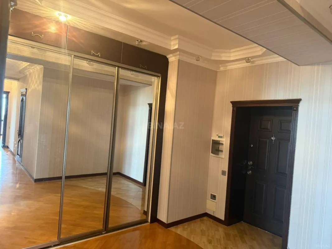 Satılır 4 otaqlı mənzil 150 m²