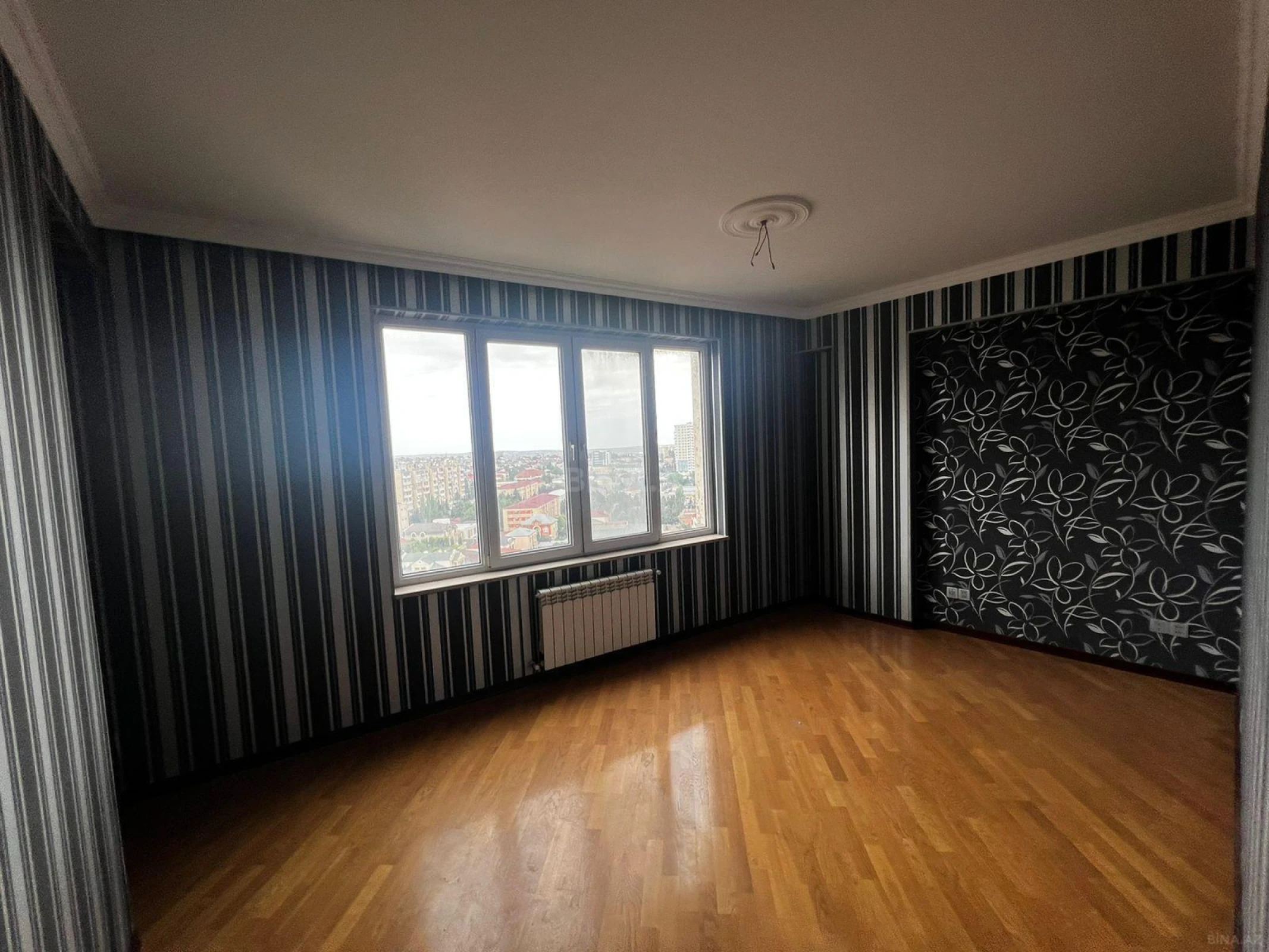 Satılır 4 otaqlı mənzil 150 m²