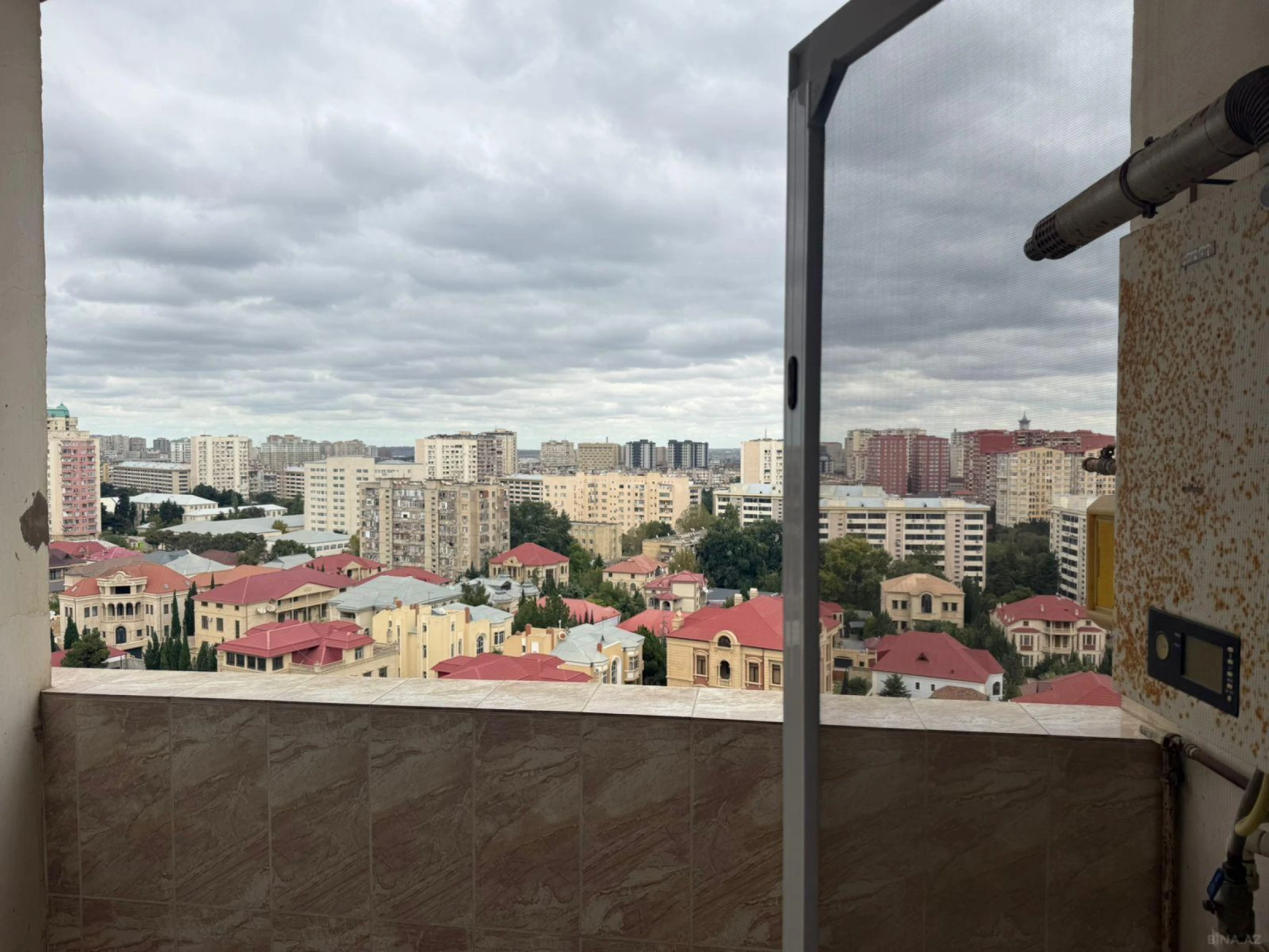 Satılır 4 otaqlı mənzil 150 m²