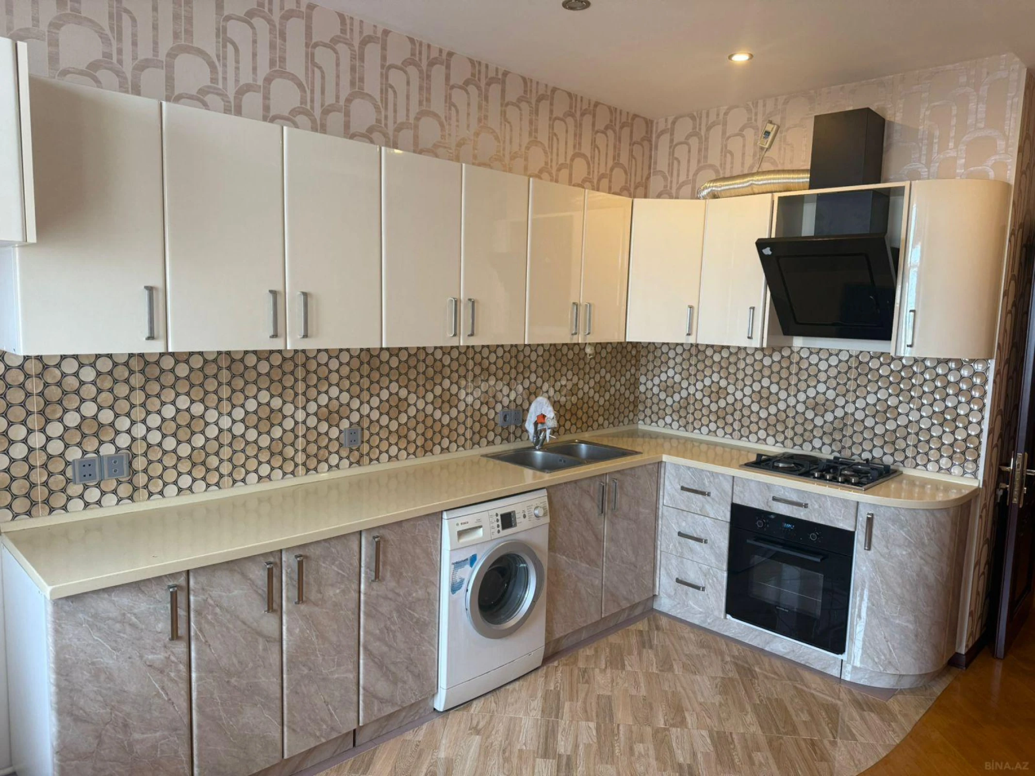 Satılır 4 otaqlı mənzil 150 m²