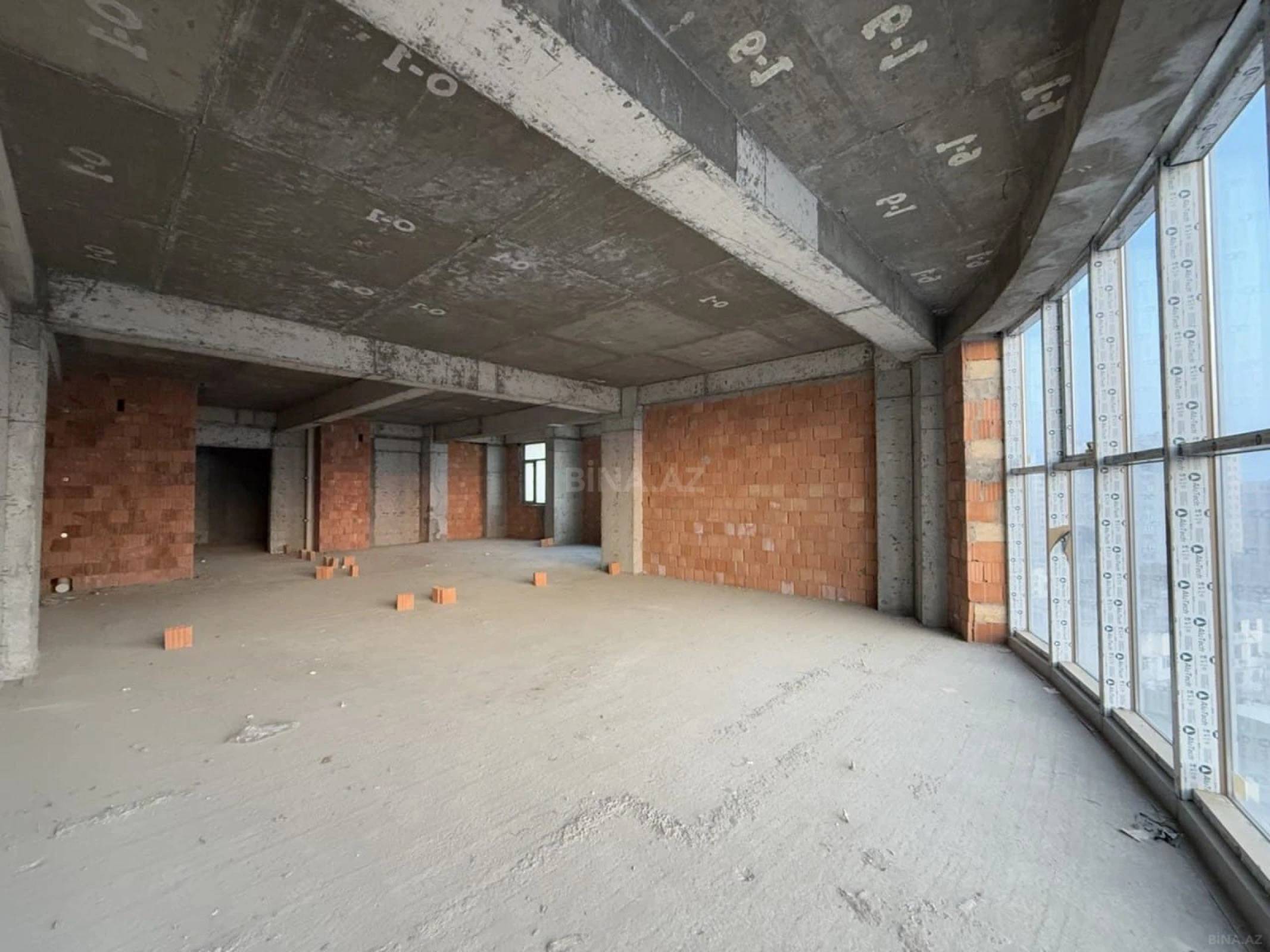 Satılır 4 otaqlı mənzil 200 m²