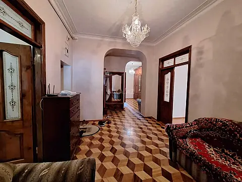 Satılır 4 otaqlı mənzil 200 m²