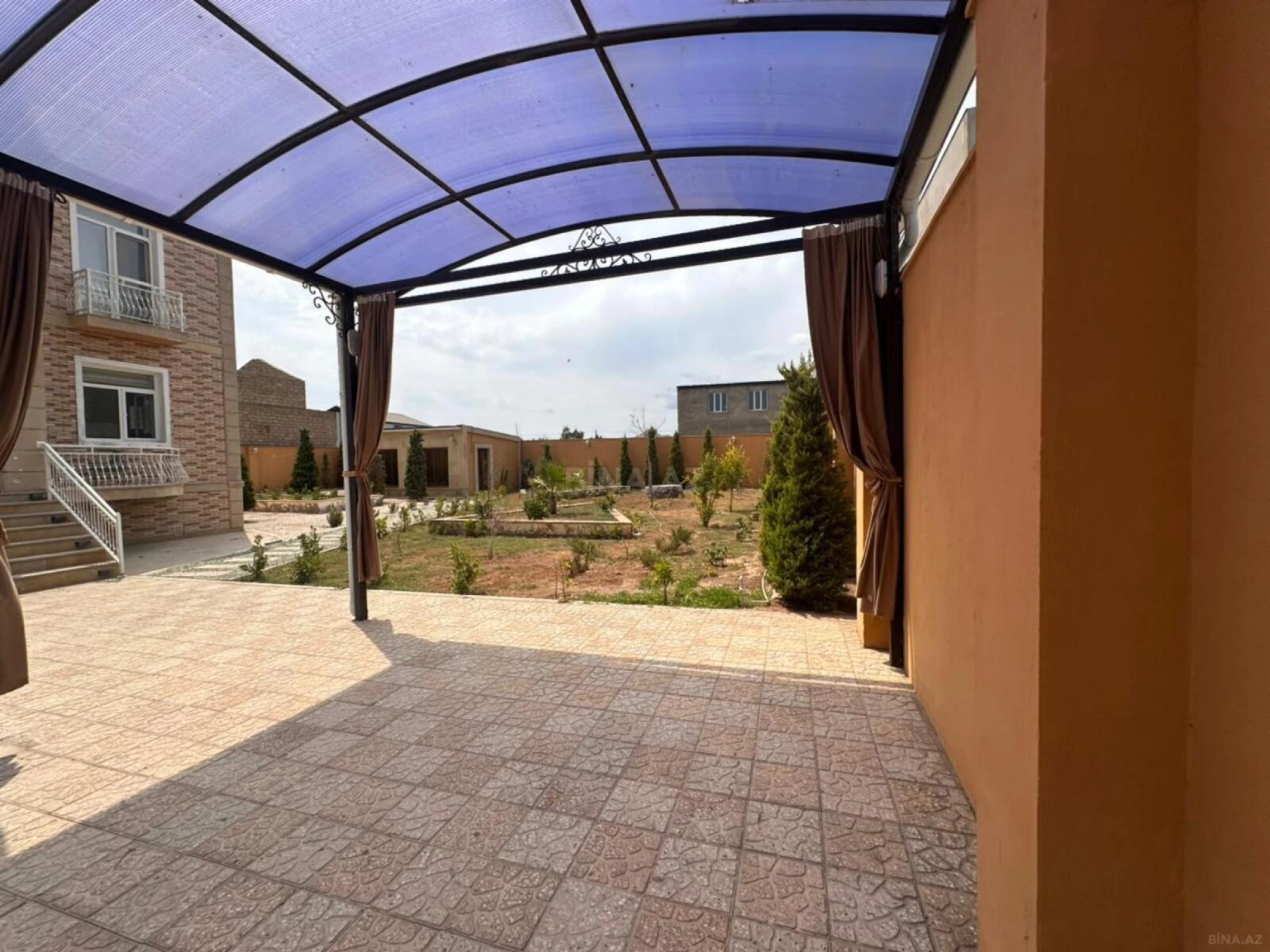 Satılır 5 otaqlı həyət evi 360 m²