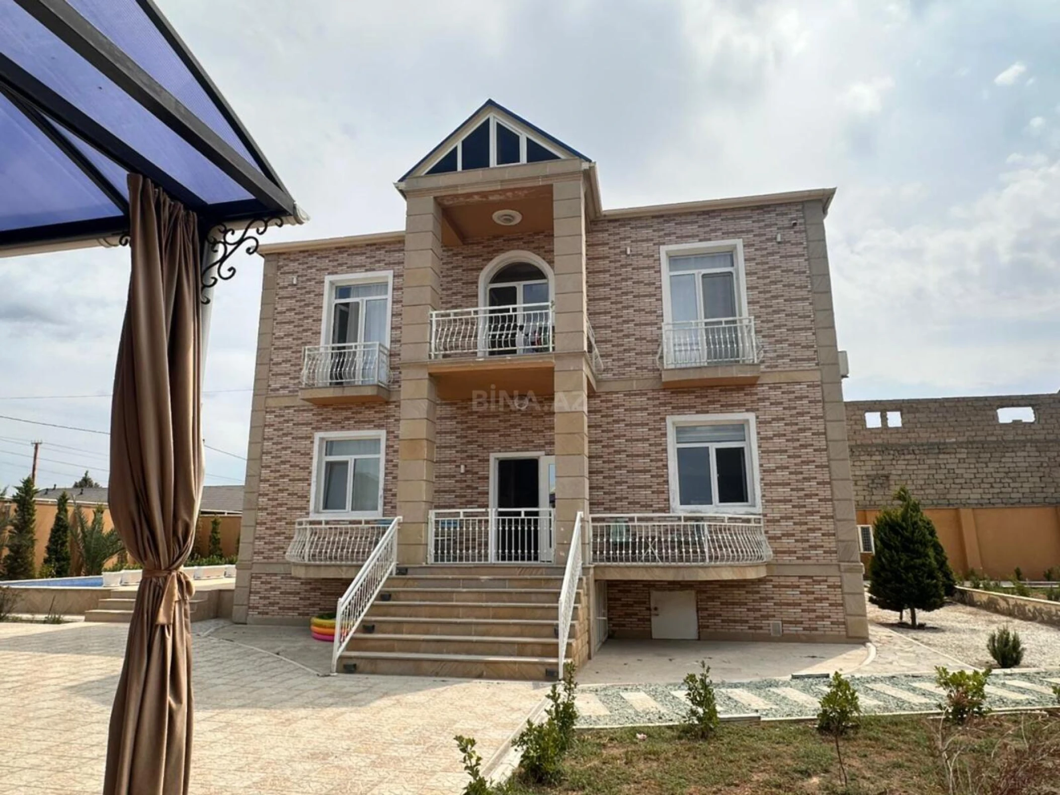 Satılır 5 otaqlı həyət evi 360 m²