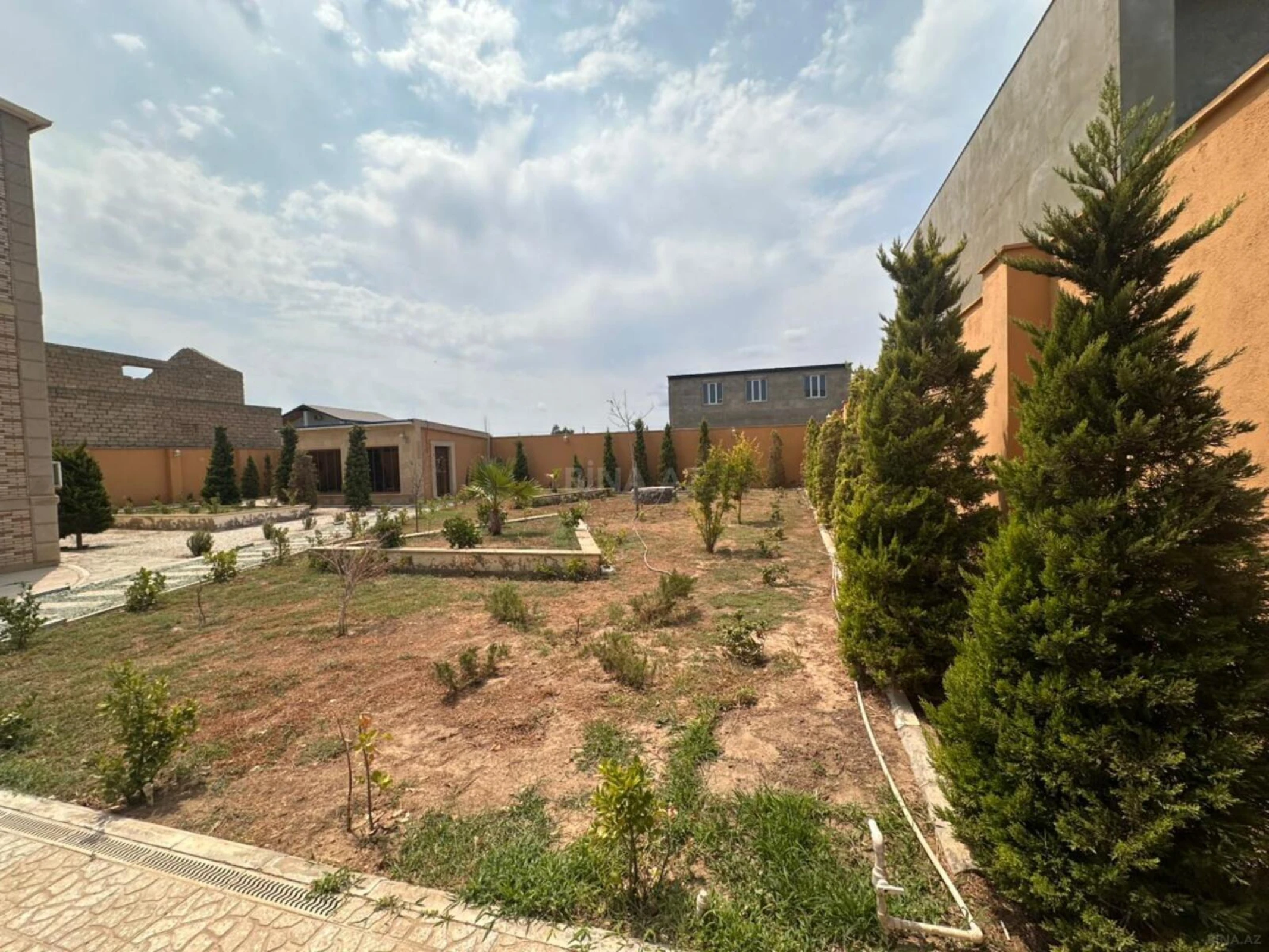 Satılır 5 otaqlı həyət evi 360 m²