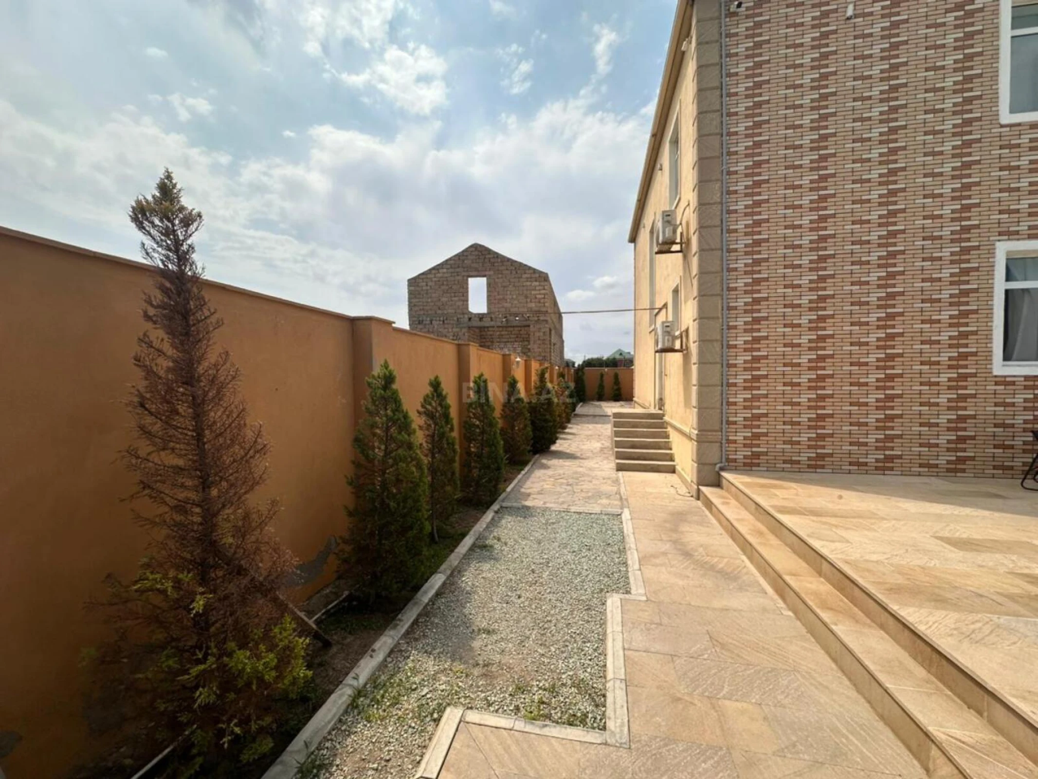 Satılır 5 otaqlı həyət evi 360 m²