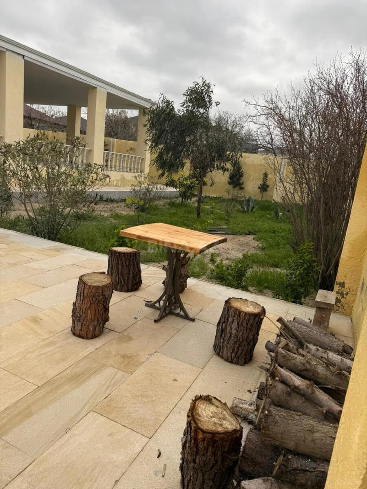 Satılır 5 otaqlı həyət evi 240 m²