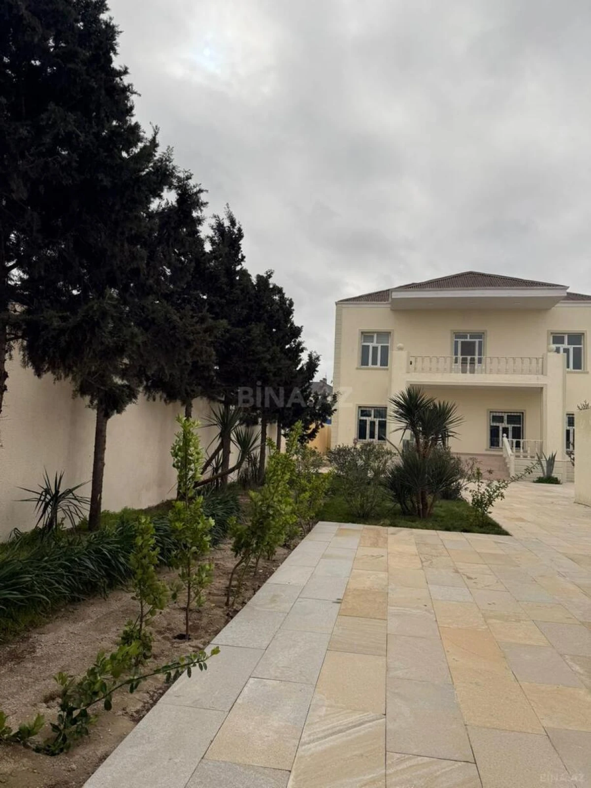 Satılır 5 otaqlı həyət evi 240 m²